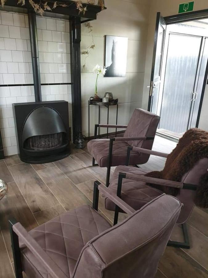 Luxe Gastenkamer Met Living En Keuken Bij Friezen Paarden Stal Pellendijk Westendorp Exterior foto